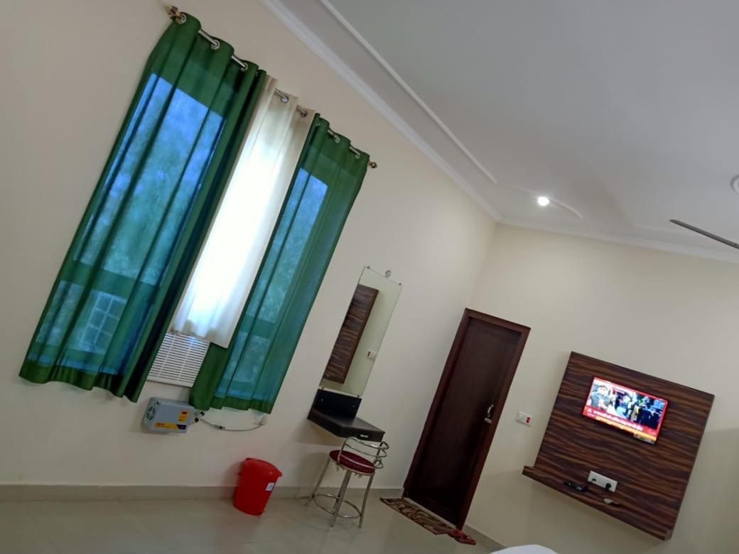 Hotel The Ideal Kushinagar Dış mekan fotoğraf